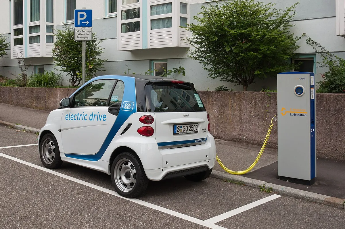 Laadpunt van Car2Go in Stuttgart, met een elektrische deelauto aan het opladen