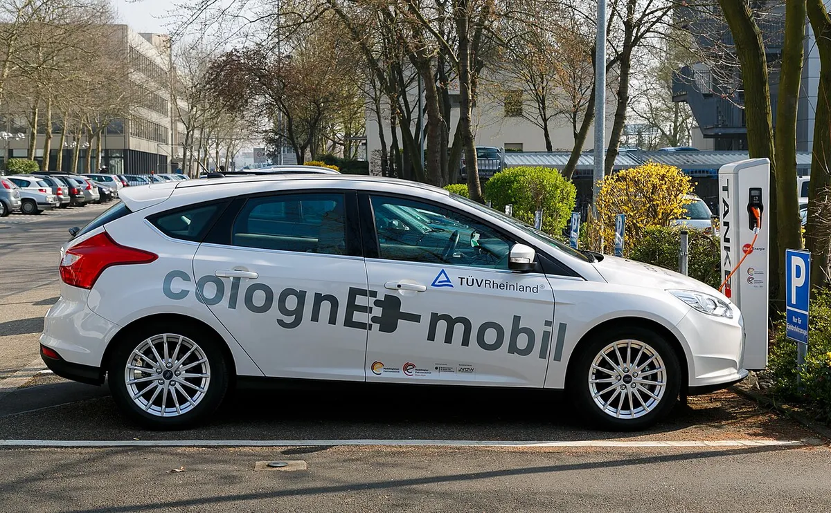 Laadpunt voor elektrische auto's bij TÜV Rheinland in Keulen, Duitsland