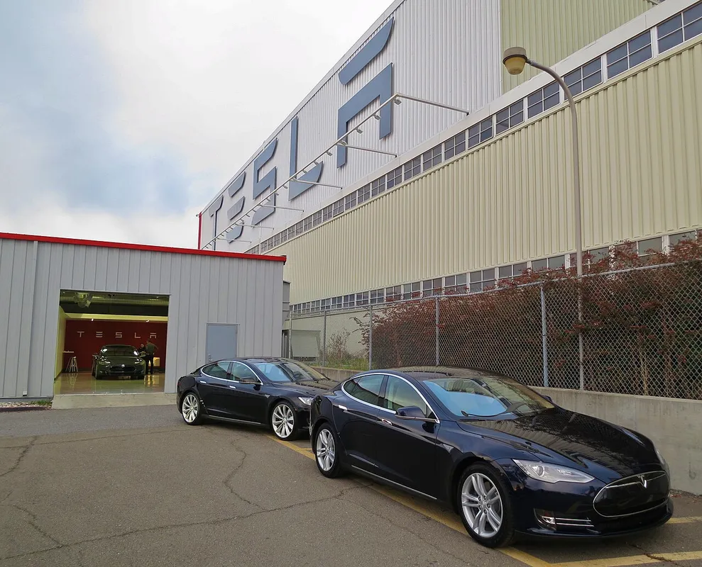 Nieuwe Tesla's die worden opgehaald bij de fabriek in Fremont, Californië