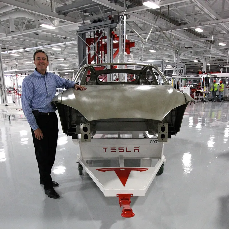 Productievloer bij een Tesla-fabriek met robots aan het werk