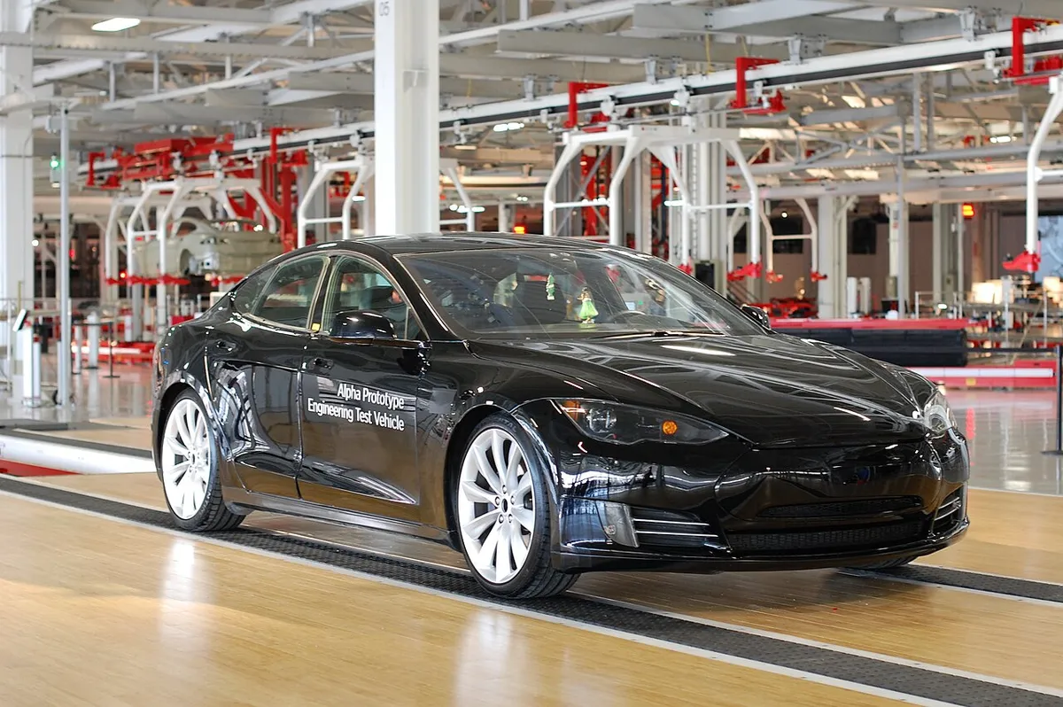 Alpha-prototype testvoertuig op de Tesla-fabriek in Fremont, Californië