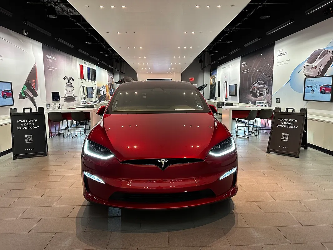 Een Tesla-winkel en afleverlocatie