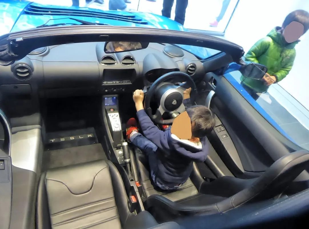 Interieur van een Tesla Roadster, van binnenuit gefotografeerd